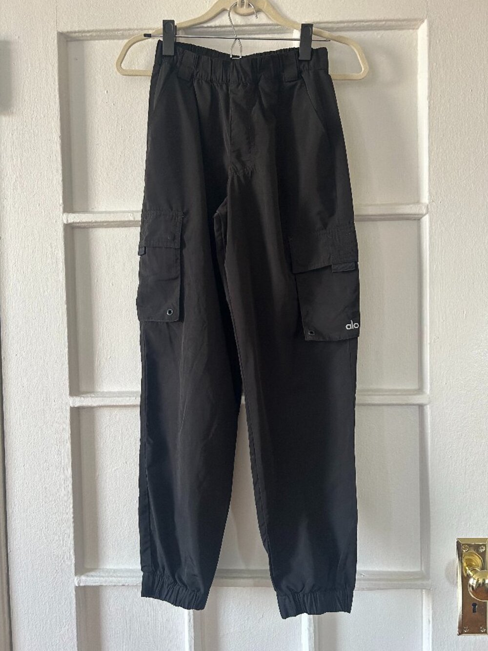 Alo Yoga It Girl Cargo 6 Pocket Jogger Pants -- Black, XS